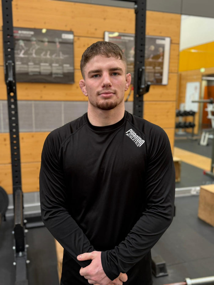 Ringer Marcel Wagin mit Phantom Athletics Rashguard im Gym