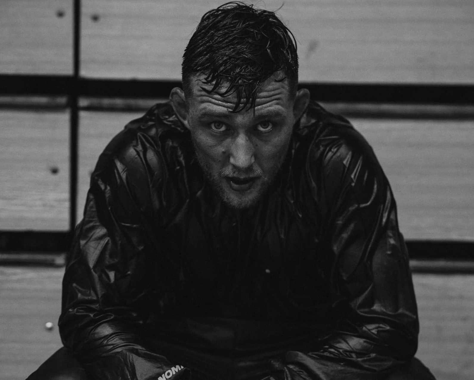 Ringer Michael Wagner mit Schwitzanzug von Phantom Athletics