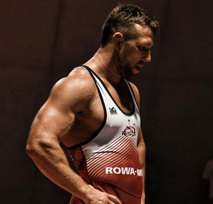 Ringer Michael Wagner mit Phantom Athletics Ringertrikot kurz vor einem Kampf