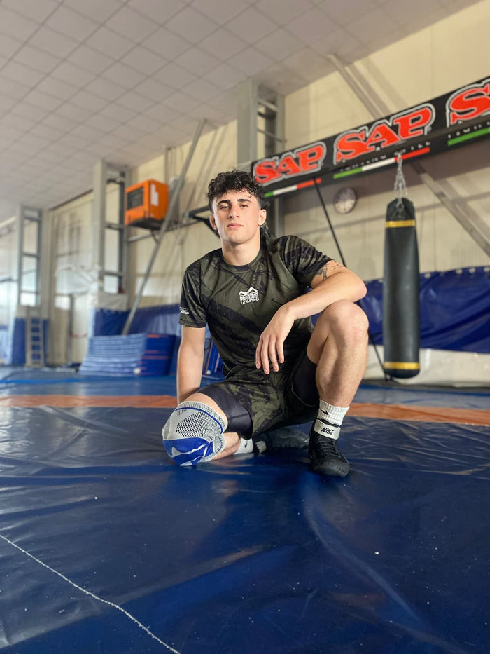 Ringer Raul Caso mit Phantom Athletics Rashguard und Training Shorts im Gym