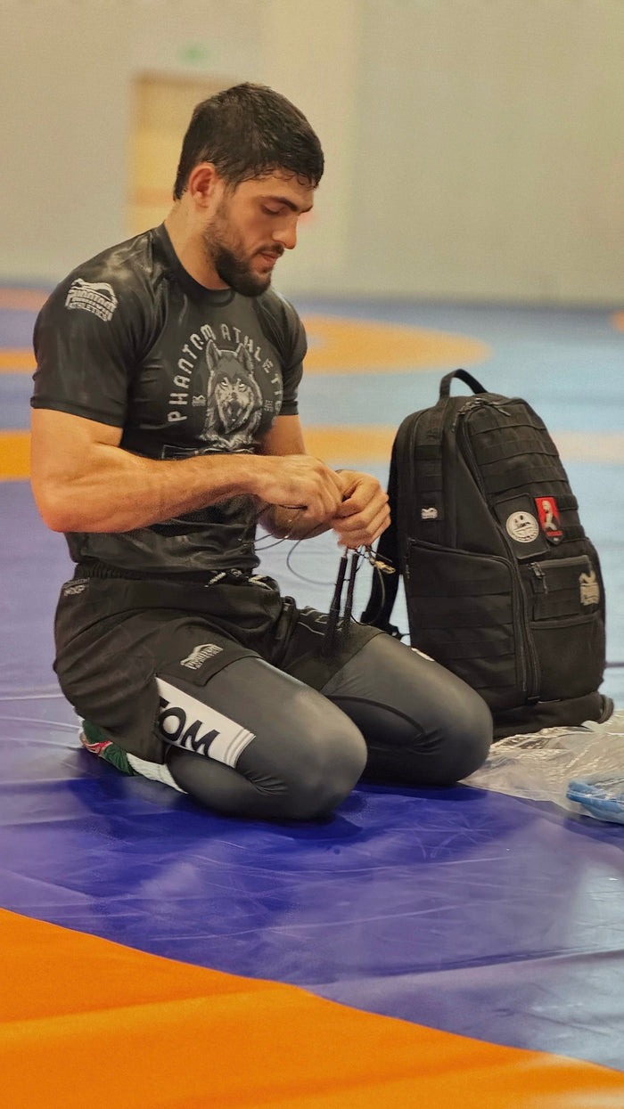Ringer Shamil Ozhaev mit Phantom Athletics Rashguard, Tights, Training Shorts und Rucksack