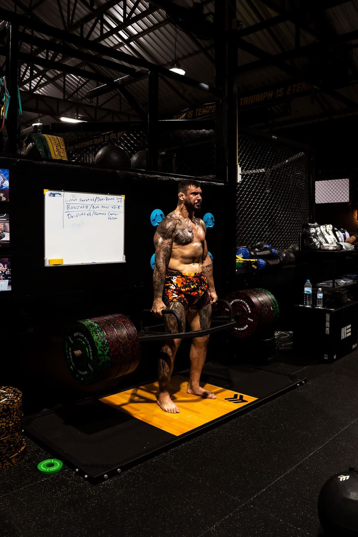 UFC-Fighter Aleksandar "Rocket" Rakic mit Phantom Athletics Fightshorts beim Kreuzheben im Gym