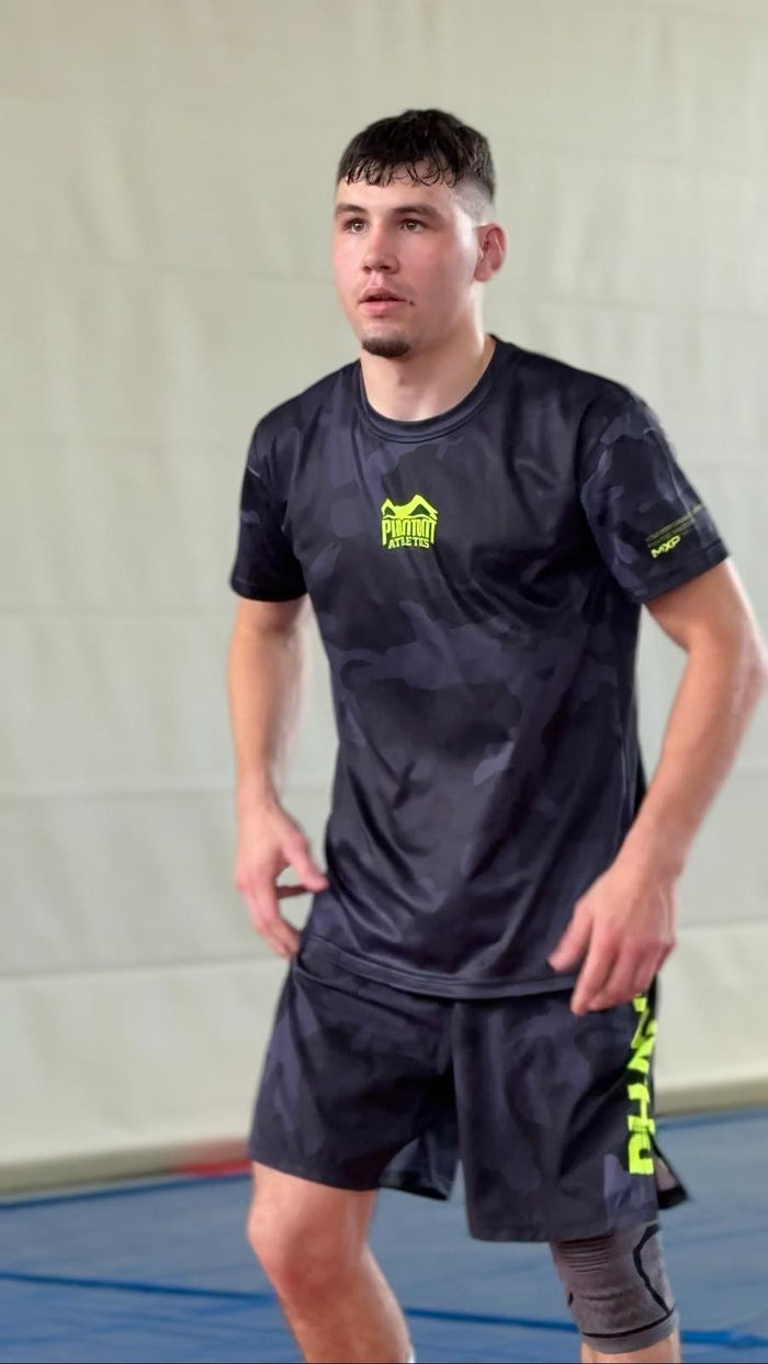 Ringer Rostislav Leicht mit Phantom Athletics T-Shirt und Training Shorts im Training