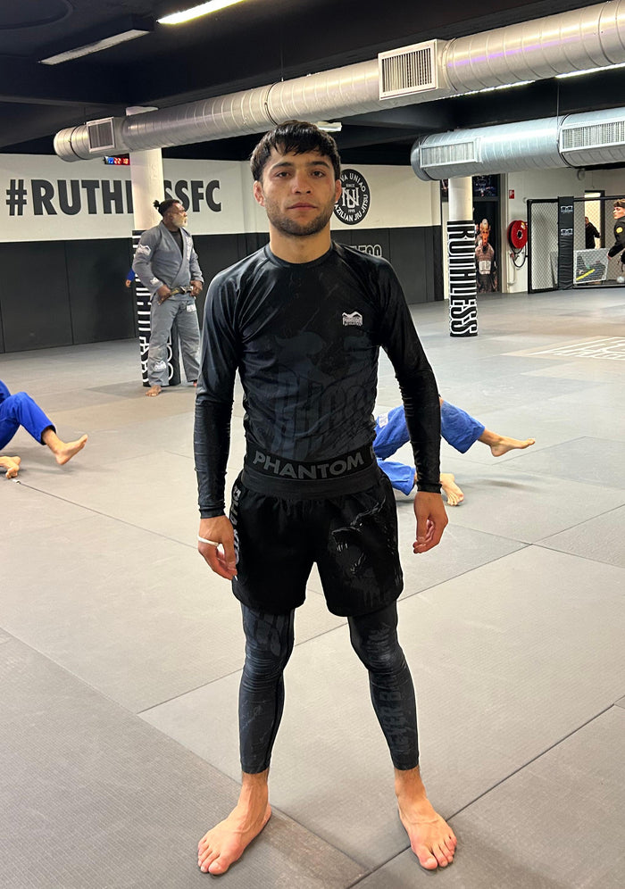MMA-Fighter Seyed Reza Shirzadeh Iniolia mit Phantom Athletics Rashguard, Tights und Training Shorts im Gym