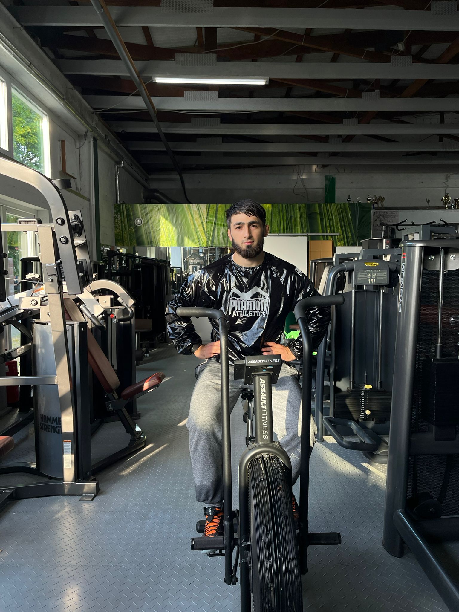 Ringer Shamil "Eagle"Ustaev mit Phantom Athletics Schwitzanzug am Airbike