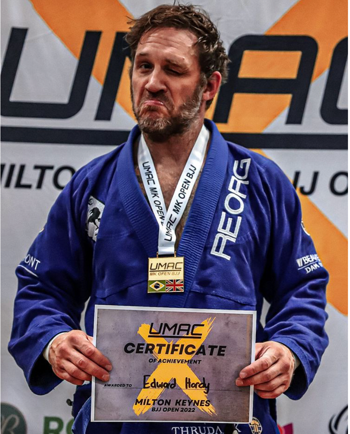 Tom Hardy beim Gewinn der UMAC (Ultimate Martial Arts Championships) Milton Keynes Brazilian Jiu-Jitsu Open. Credits: Sean Rosborough/SWNS. Bildquelle: https://people.com/sports/tom-hardy-surprises-opponents-at-uk-jiu-jitsu-competition-wins-gold/