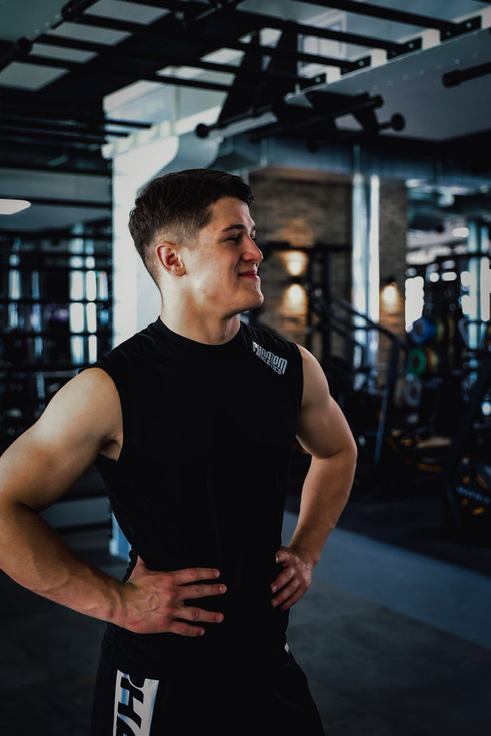 Ringer Tom Stoll mit Phantom Athletics Tanktop und Training Shorts im Gym