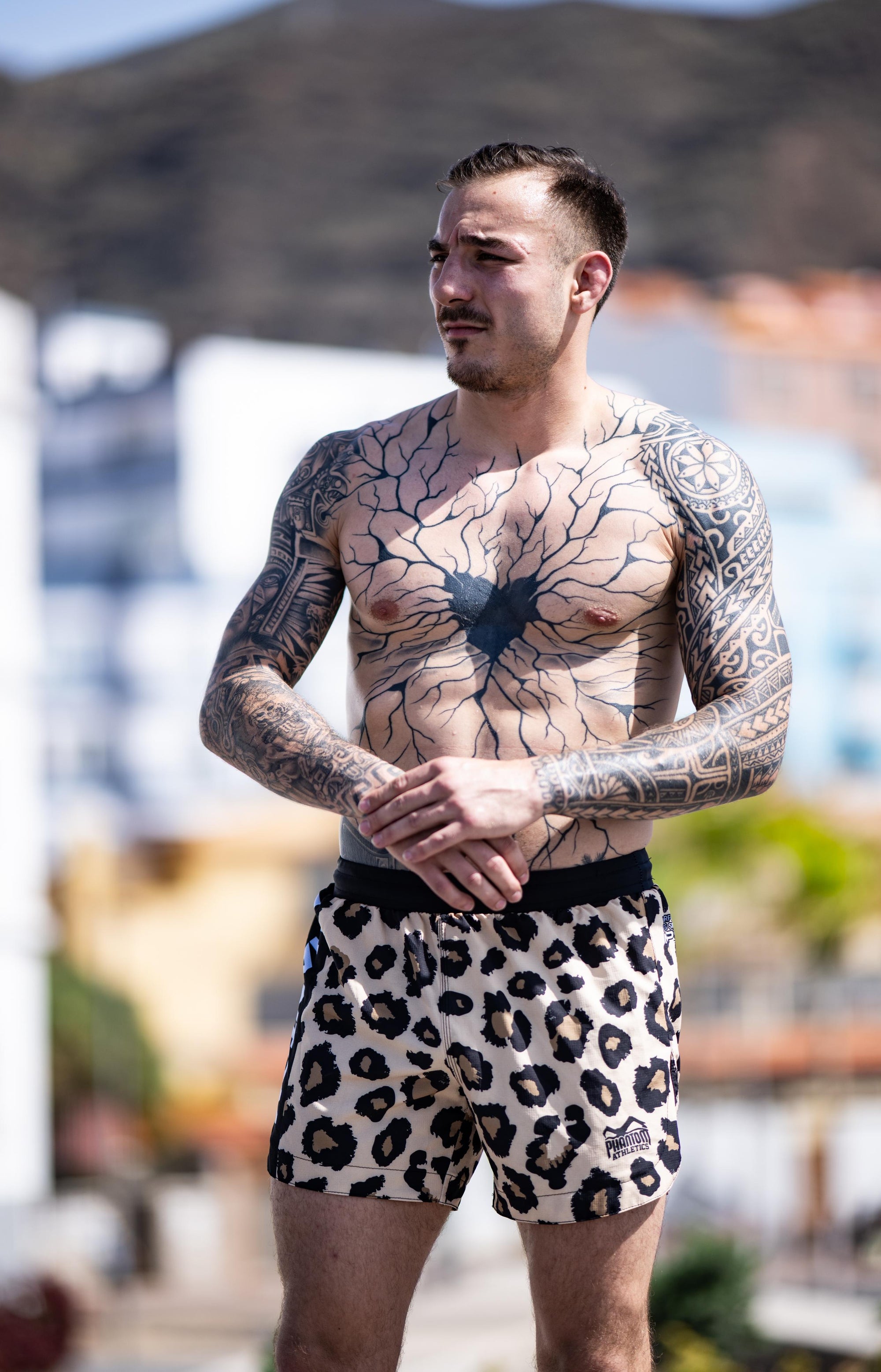 MMA-Fighter Tony "The Trouble" Sipos mit Phantom Athletics Training Shorts