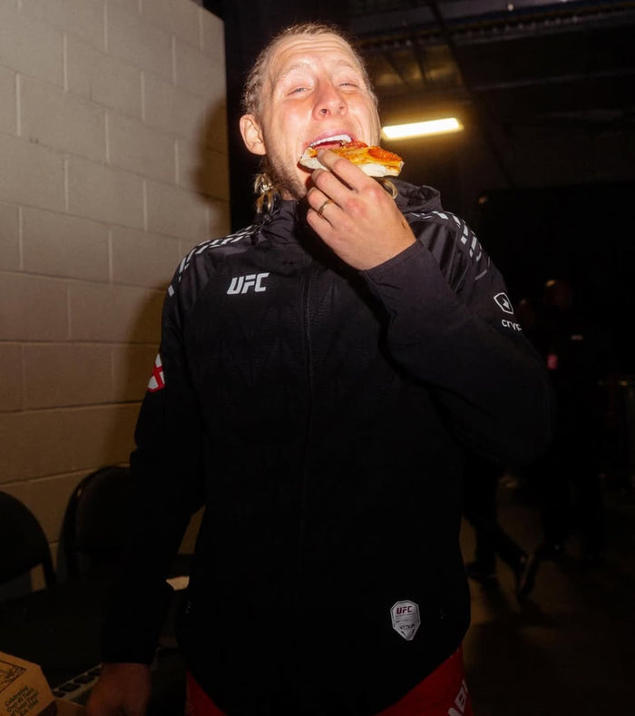 UFC-Fighter Paddy Pimblett nach einem Kampf in der UFC mit einem Stück Pizza