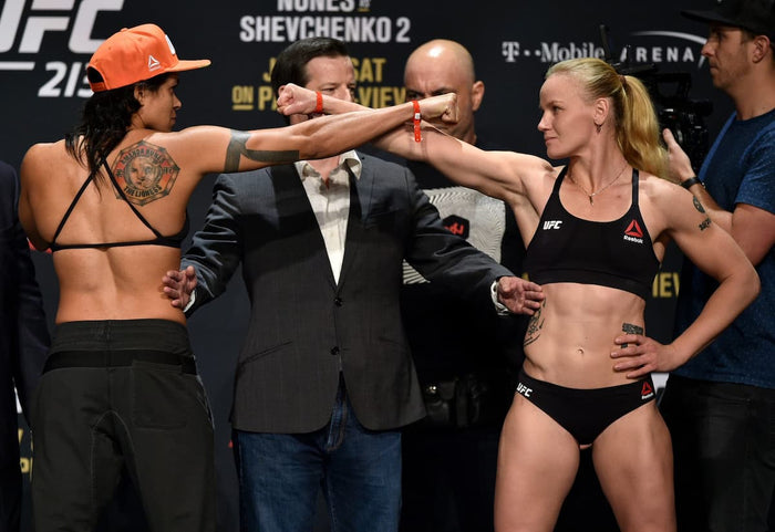 UFC-Fighterin Valentina Shevchenko beim Face-Off kurz vor einem Kampf in der UFC