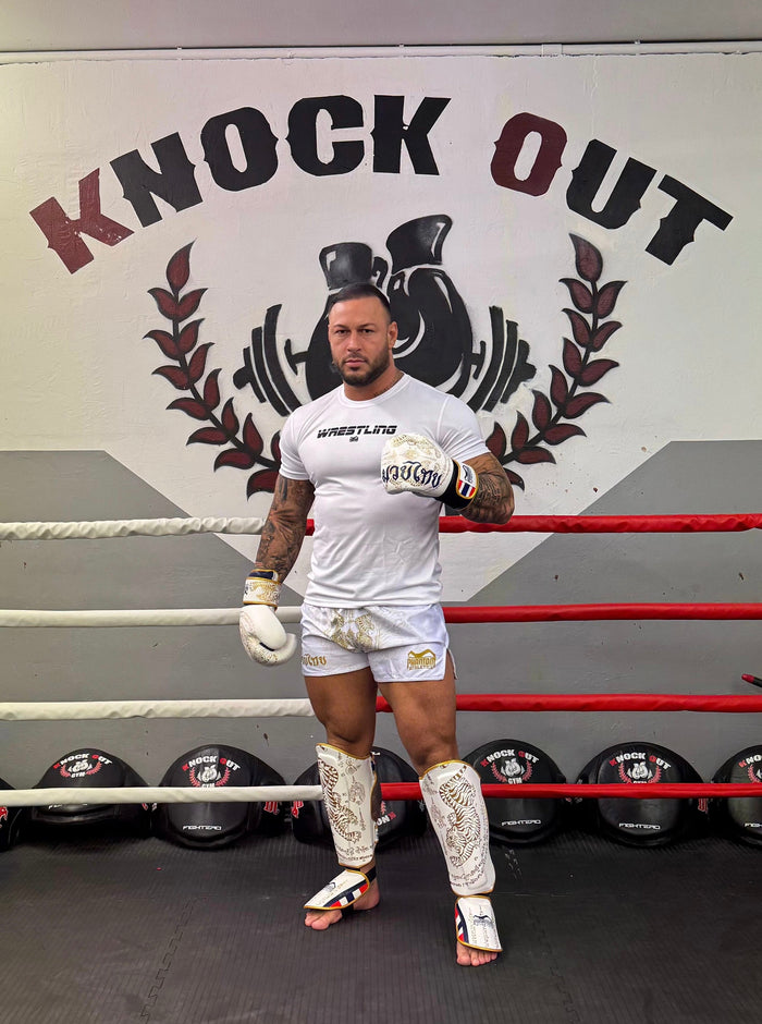 Mixed Martial Arts (MMA)-Fighter Vladan Panev mit Phantom Athletics Wrestling T-Shirt, Fight Shorts, Boxhandschuhen und Schienbeinschutz