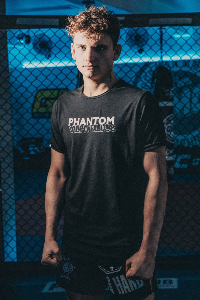 MMA Fighter Benny Bajrami im Training mit Phantom T-Shirt