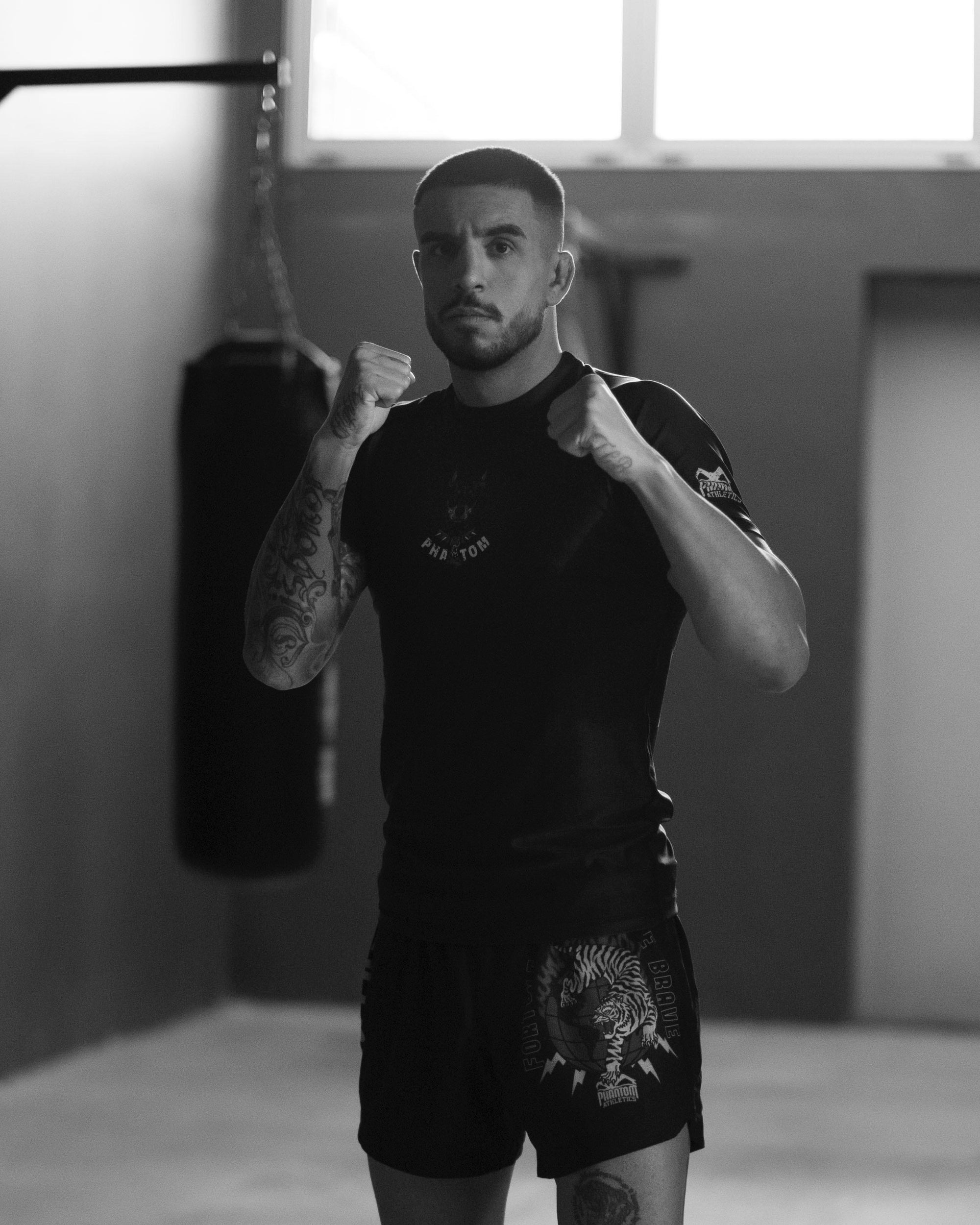 MMA-Fighter Nicolo Solli mit Phantom Athletics T-Shirt und Shorts
