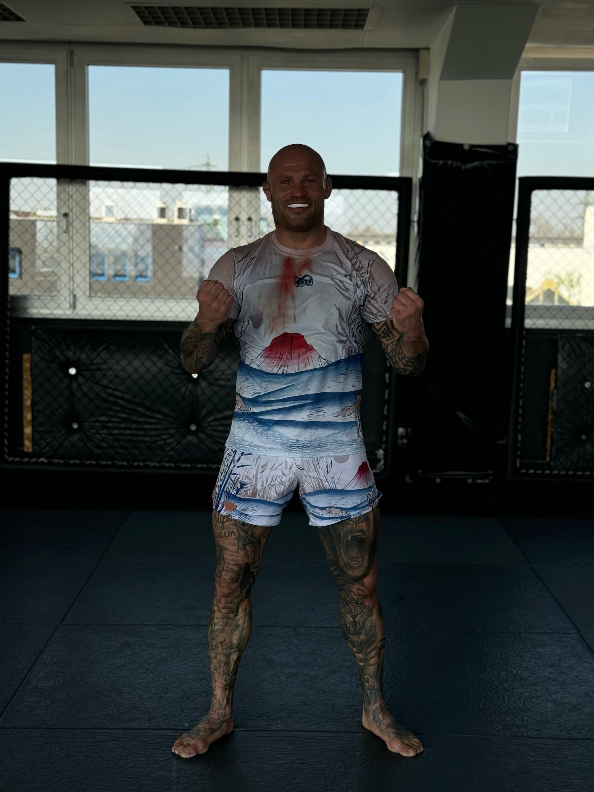 Mixed Martial Arts (MMA) Fighter Christian "The Kelt" Jungwirth mit Phantom Athletics T-Shirt und Fight Shorts nach dem Training
