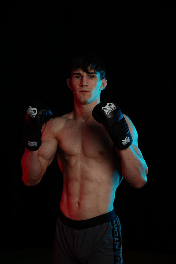 MMA Fighter Romeo Ilzer mit Phantom Athletics Boxhandschuhen bei einem Fotoshooting