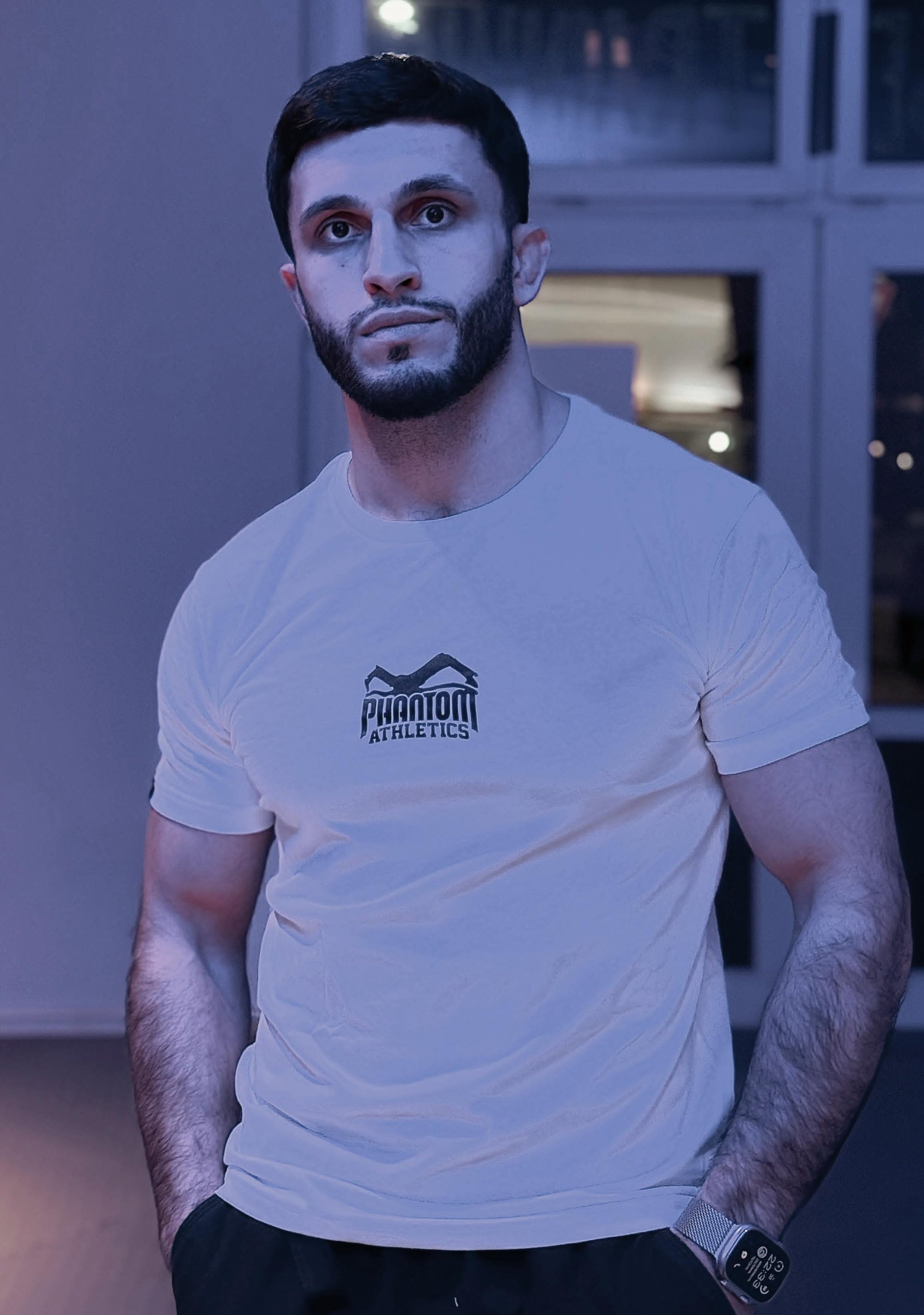 MMA-Fighter Farrukh "Djigit" Babayev mit Phantom Athletics T-Shirt