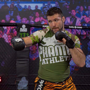 Premium Langarm‑Rashguard von Phantom Athletics im Woodland‑Camo‑Look, perfekt für tägliche Trainingseinheiten im MMA, Muay Thai oder Kickboxen mit feuchtigkeitsableitender, schnelltrocknender Technologie für Performance und Komfort. Die hochwertige Verarbeitung sorgt für Langlebigkeit auch bei intensivem Einsatz im Gym oder auf der Matte.