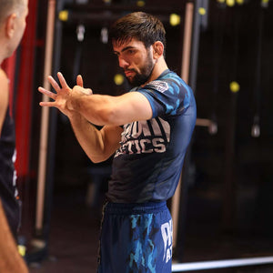 Phantom Athletics Rashguard Warfare Navy Camo – Atmungsaktives, hauteng geschnittenes Trainingstop für intensives Grappling und Sparring.