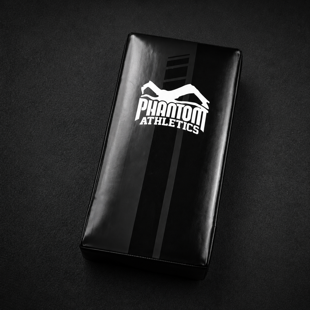 Das Phantom Athletics Kickpad Apex wurde für anspruchsvolles Kampfsport-Training entwickelt und bietet maximale Stabilität bei harten Kicks und Schlagkombinationen. Die robuste Verarbeitung und starke Polsterung machen das Schlagpolster ideal für MMA, Kickboxen, Muay Thai und intensives Sparring.