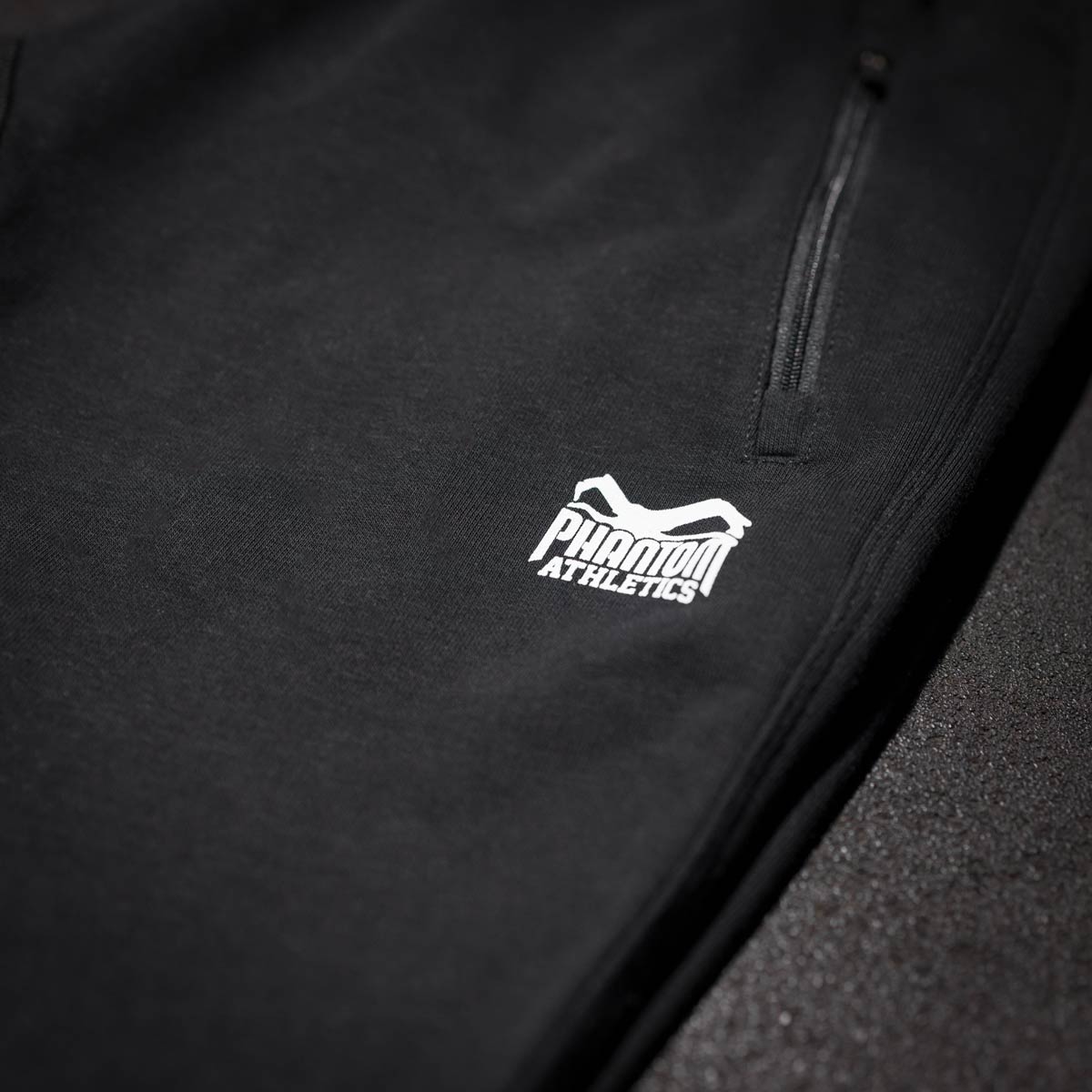 Mit der Phantom Athletics Jogger Apex bist du optimal ausgestattet für Training und Alltag im Kampfsport. Der athletische Schnitt und das angenehme Material sorgen für hohen Tragekomfort bei jeder Einheit.