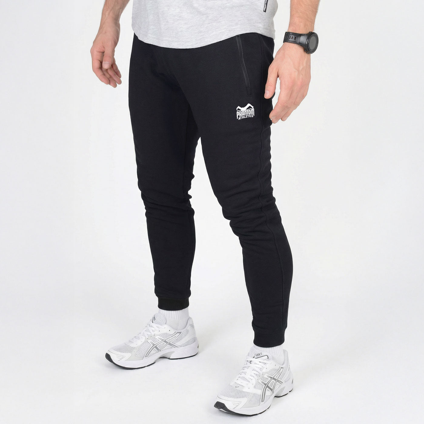 Die Phantom Athletics Jogger Apex ist eine athletische Trainingshose für Kampfsport und Fitness im Gym. Mit ihrem bequemen Baumwoll-Mix und dem körpernahen Schnitt eignet sie sich perfekt für MMA, Boxen und funktionelles Training.
