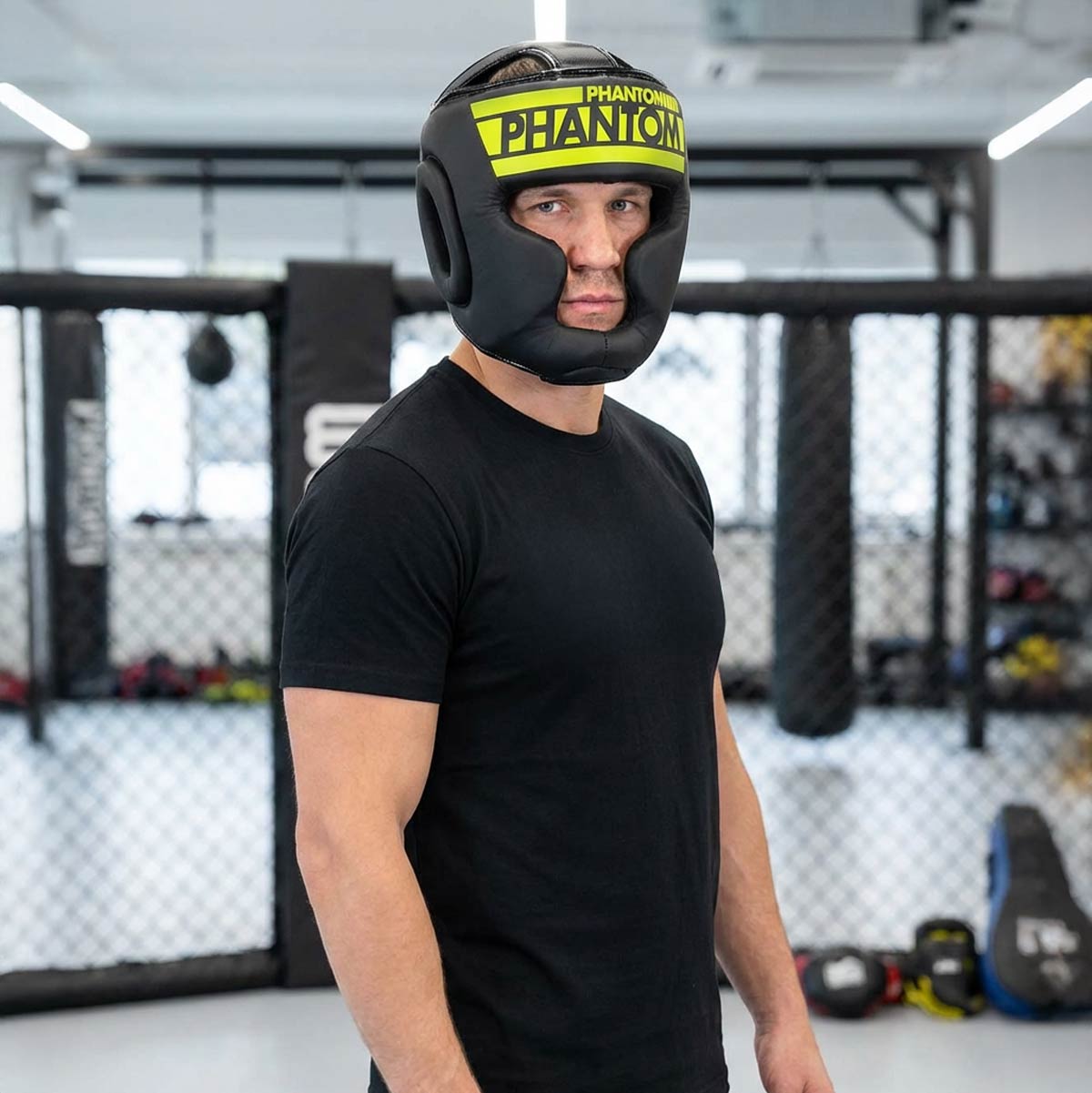 Funktioneller Phantom Athletics Full Face Headguard Apex Neon, perfekt für tägliche Sparring‑Sessions im Gym, mit ergonomischer Passform, dicker Stoßdämpfung und sicherem Sitz für intensive Technik‑ und Schlag‑Workouts im Kampfsport. Dieses Premium‑Produkt kombiniert Performance, Komfort und zuverlässigen Schutz für ambitionierte MMA‑ und Box‑Athleten.