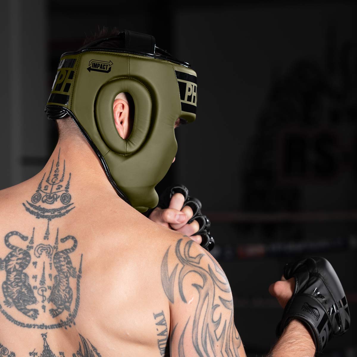 MMA Fighter im Sparring mit dem Phantom APEX Full Face Kopfschutz