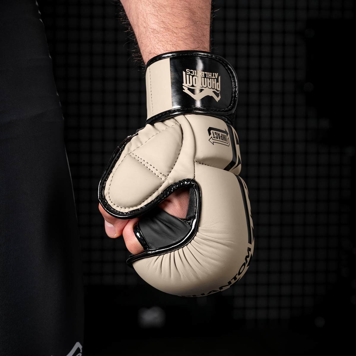 Die Phantom MMA Sparringshandschuhe verfügen über einen extra Daumenschutz