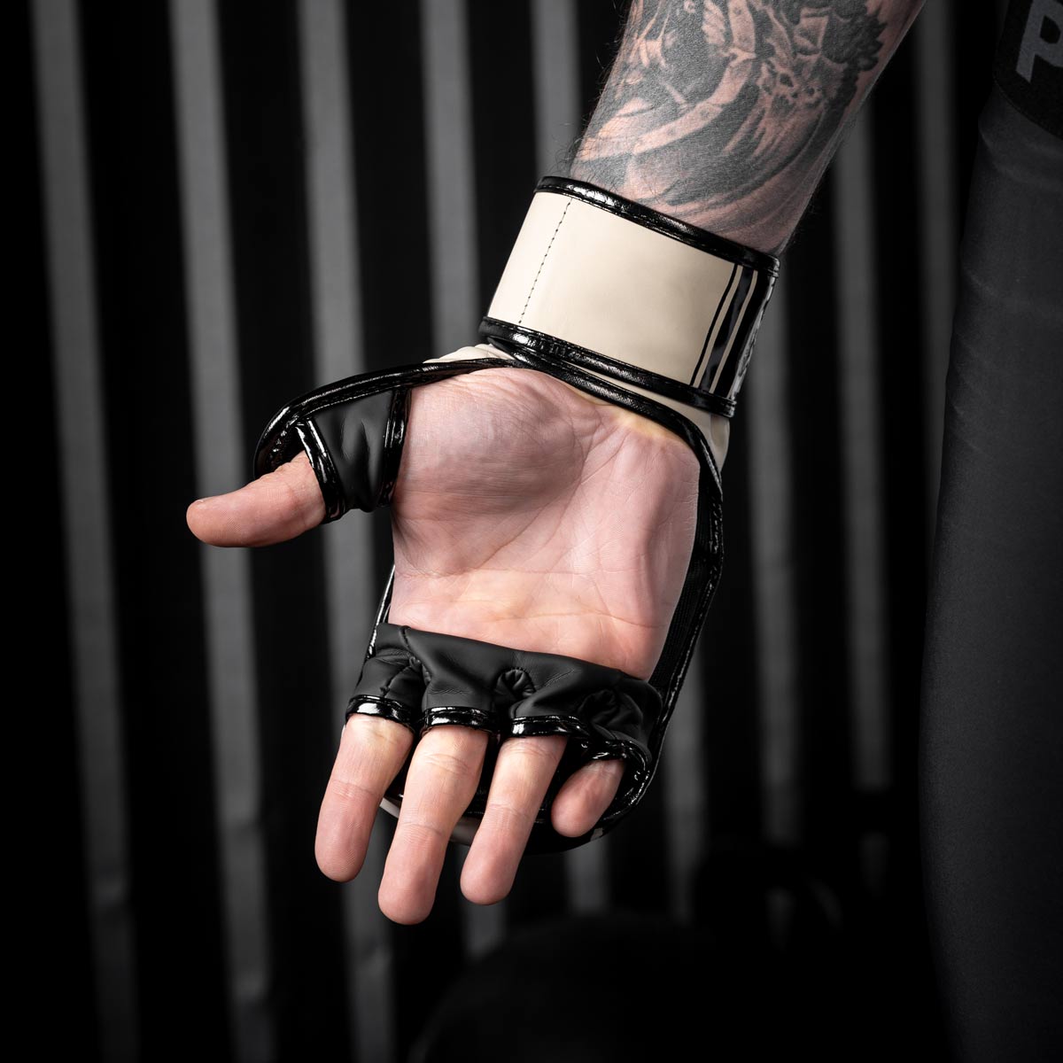 Die Innenseite der Phantom MMA Sparring Handschuhe mit den optimierten Fingerschlaufen für einen perfekten Halt