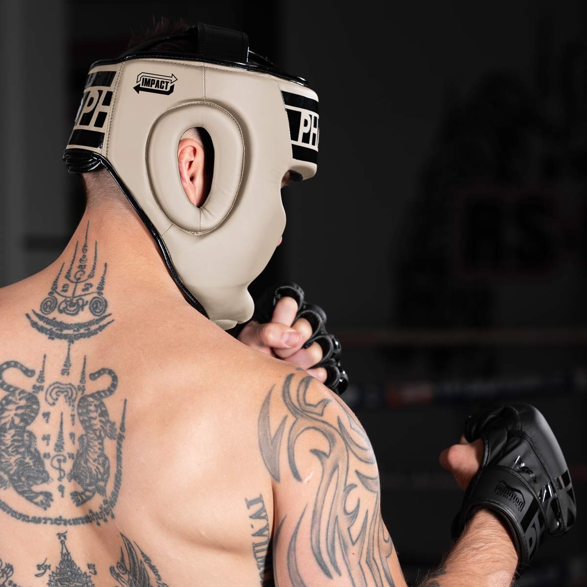 MMA Fighter mit dem Phantom APEX Full Face Kopfschutz. Der extra Ohrenschutz sorgt für mehr Dämpferfähigkeit von der Seite.