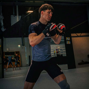 Die „Fight Squad Black“ MMA Sparring-Handschuhe von Phantom Athletics zeichnen sich durch ihr markantes Design im Stil klassischer „Shark Mouth“-Kampfflugzeuge aus. Sie bieten optimalen Schutz und Komfort für intensives Training und Wettkämpfe.