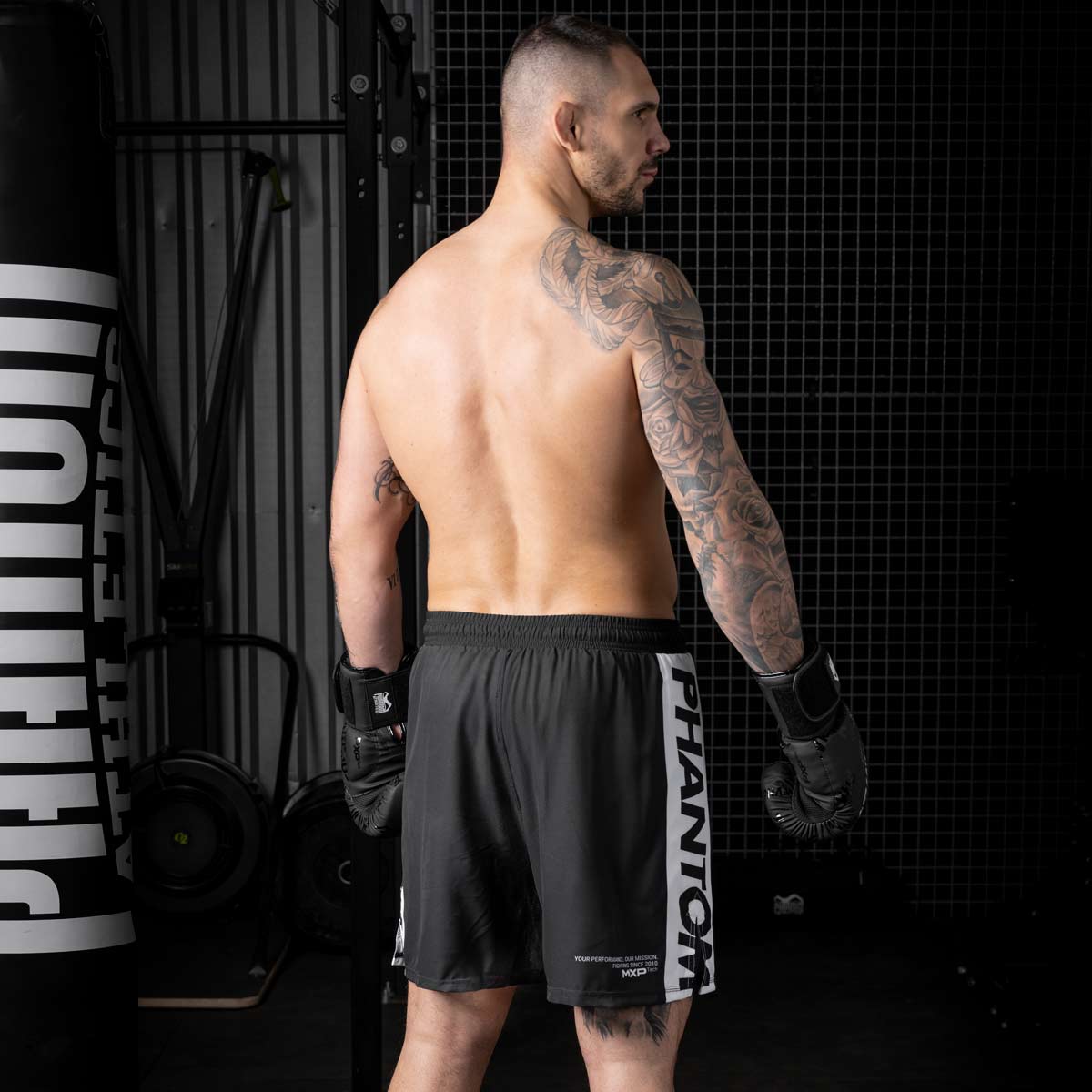 UFC Fighter Aleks Rakic im Gym beim Training mit der Phantom APEX MMA Fightshorts.
