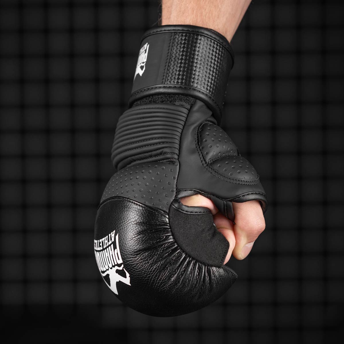 Die Phantom RIOT PRO MMA Sparringshandschuhe. Ideal für dein Kampfsport Training und Amateur Wettkämpfe. Die hochwertigsten und sichersten MMA Handschuhe auf dem Markt.  Perfekte Passform und überragende Qualität für Training und Sparring. Die 360 Grad Konstruktion schützt deine komplette Hand.