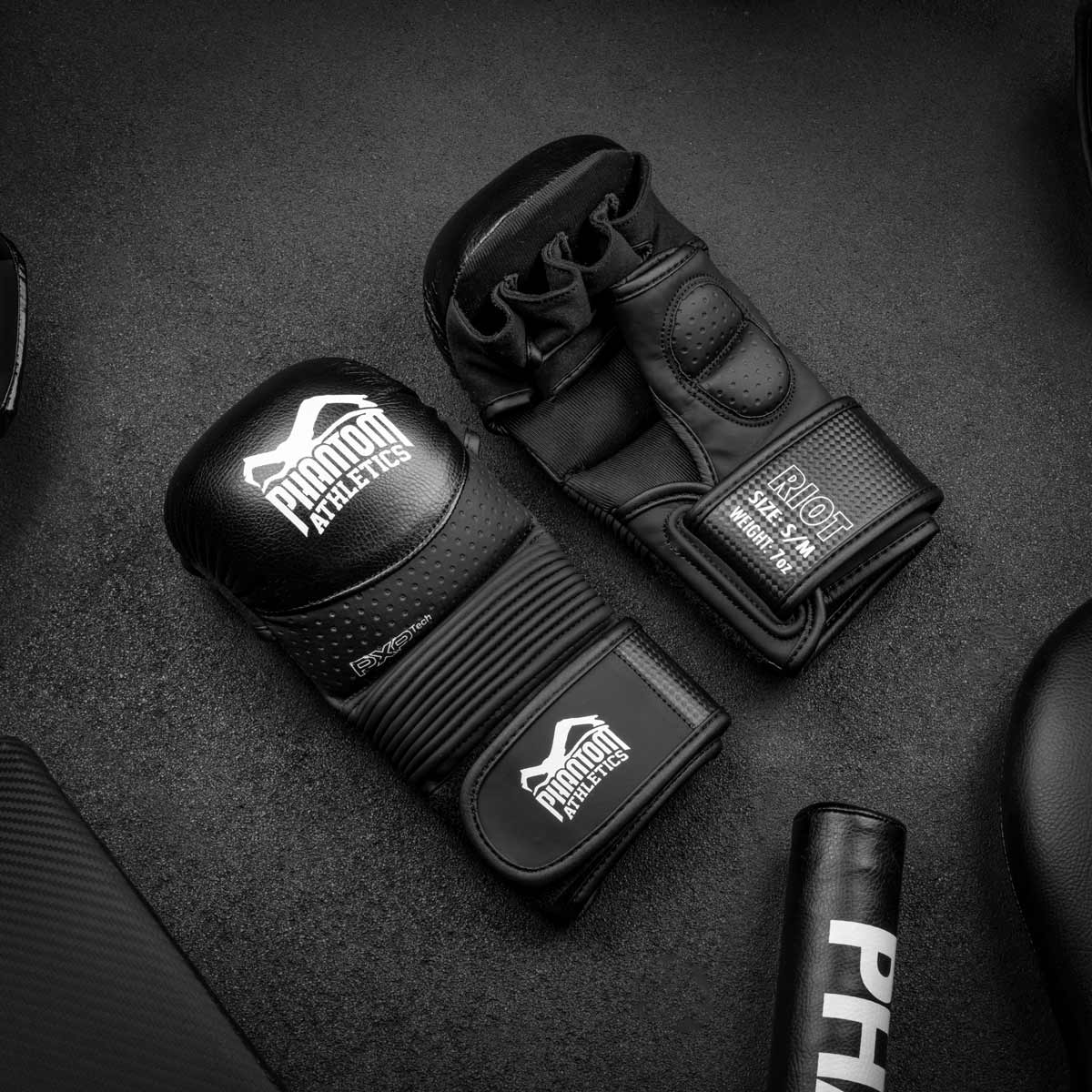 Die Phantom RIOT PRO MMA Sparringshandschuhe. Ideal für dein Kampfsport Training und Amateur Wettkämpfe. Die hochwertigsten und sichersten MMA Handschuhe auf dem Markt.  Perfekte Passform und überragende Qualität für Training und Sparring. Ein einzigartiger Look gepaart mit schlichtem Design und überragender Performance.