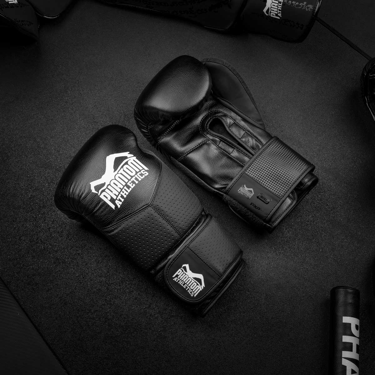 Die Phantom RIOT PRO Boxhandschuhe. Ideal für dein Kampfsport Training und Wettkämpfe. Perfekte Passform und überragende Qualität für Training und Sparring. Überragendes Design und ein cleaner Look.