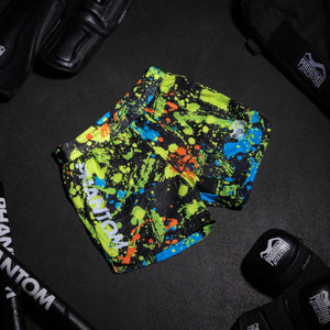 Atmungsaktiv und langlebig, sind die Fightshorts FUSION Splatter Black Neon für intensives Training in MMA und Muay Thai optimiert. Das schwarze Material und das leuchtende Splatter-Muster vereinen Stil und Funktionalität für anspruchsvolle Sportler.