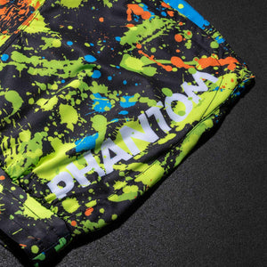 Ein Athlet im Training trägt die FUSION Splatter Black Neon Shorts, die speziell für Kampfsportarten wie MMA und Muay Thai entwickelt wurden. Die Shorts bieten eine Kombination aus Stabilität und Flexibilität mit einem markanten schwarzen Design und neonfarbenen Akzenten.