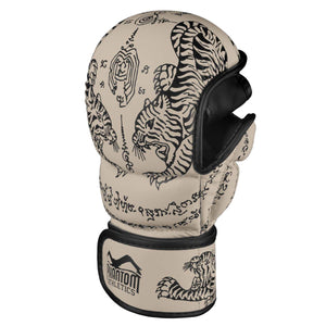 Die Phantom Athletics Sparringhandschuhe „Muay Thai Sand“ bieten durch ihre extra dicke Polsterung effektiven Schutz bei harten Schlägen und sind ideal für intensives Sparring im Muay Thai.