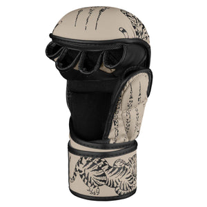 Mit ihrem festen Sitz dank des langen, stabilen Klettverschlusses gewährleisten die Phantom Athletics Sparringhandschuhe „Muay Thai Sand“ sicheren Halt und Komfort während des Trainings.