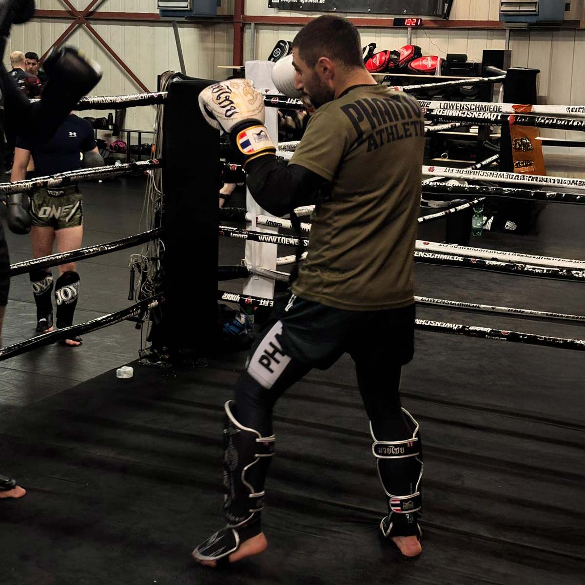 Funktionelle Phantom Athletics Schienbeinschützer Muay Thai – Limited Silver Edition mit extra dicker Polsterung für maximalen Schutz bei MMA-, Muay Thai- und Kickboxing-Trainingseinheiten.