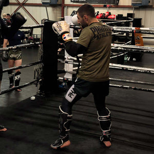 Funktionelle Phantom Athletics Schienbeinschützer Muay Thai – Limited Silver Edition mit extra dicker Polsterung für maximalen Schutz bei MMA-, Muay Thai- und Kickboxing-Trainingseinheiten.