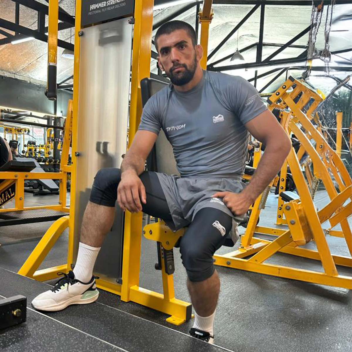 Phantom Athletics Rashguard Ruthless Gray – eng anliegendes Compression‑Shirt aus strapazierfähigem Material für MMA‑Training, Grappling, Jiu‑Jitsu und intensive Bodenkampf‑Sessions. Optimiert für Bewegungsfreiheit und Komfort im Gym.