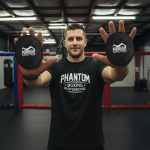 Phantom Athletics Focus Pads im klassischen Design – perfekt für gezielte Schlagkombinationen, Fokus-Training und Konditionsübungen. Ein zuverlässiges Trainingszubehör für Kampfsport, Muay Thai, Boxen und Grappling.
