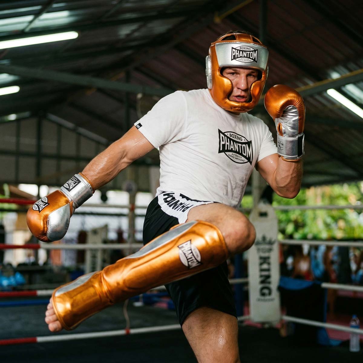 Das Phantom Athletics T-Shirt Mexico in Weiß bringt authentischen Kampfsport-Style aus der mexikanischen Boxszene direkt in dein Training. Der markante Frontprint und die athletische Passform machen es ideal für MMA, Boxen und Kickboxen im Gym und Alltag.