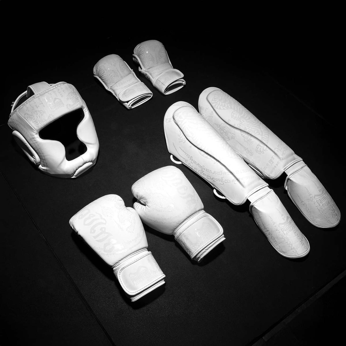 Trainiere auf höchstem Niveau mit den Muay Thai Boxhandschuhen von Phantom Athletics in Frost White. Sie vereinen moderne Kampfsport-Technologie mit erstklassigem Schutz für Sparring und Pratzenarbeit.