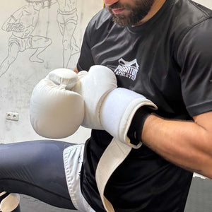 Phantom Athletics Boxhandschuhe in Weiß mit stylischem Look – perfekt für ambitionierte Kampfsportler beim Boxen, Kickboxen und Muay Thai.