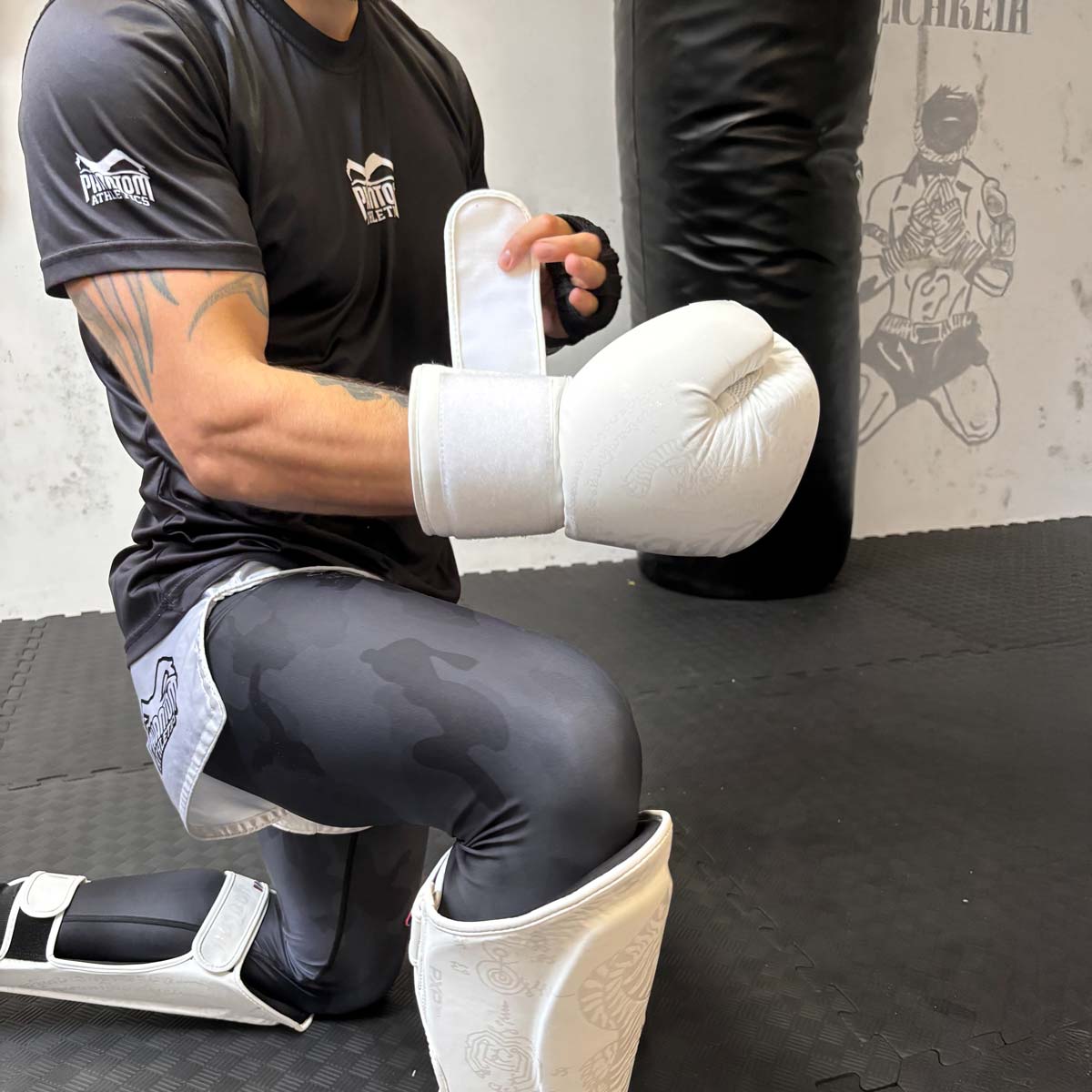 Weiße Premium-Boxhandschuhe „Frost White“ von Phantom Athletics mit stabiler Passform und Komfort – optimal für Training und Wettkampf im Kampfsport.