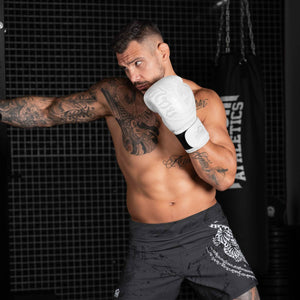 Hochwertige Kampfsport-Handschuhe in frostigem Weiß, entworfen für maximale Dämpfung und Kontrolle bei Sparring oder Wettkampf.