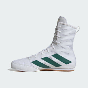 Die weißen Adidas Box Hog 4 mit grünen Details bieten eine stabile Sohle und eng anliegende Passform für maximale Kontrolle im Wettkampf oder Sparring.