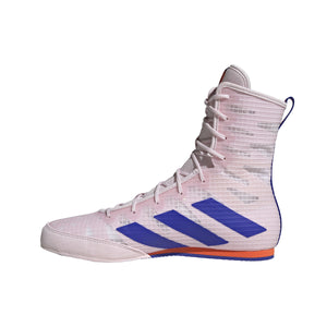 Weiße Adidas Boxschuhe mit blauen Akzenten aus der Box Hog 4 Serie – perfekter Grip, stabiler Stand und hoher Tragekomfort für intensives Boxtraining und Sparring.